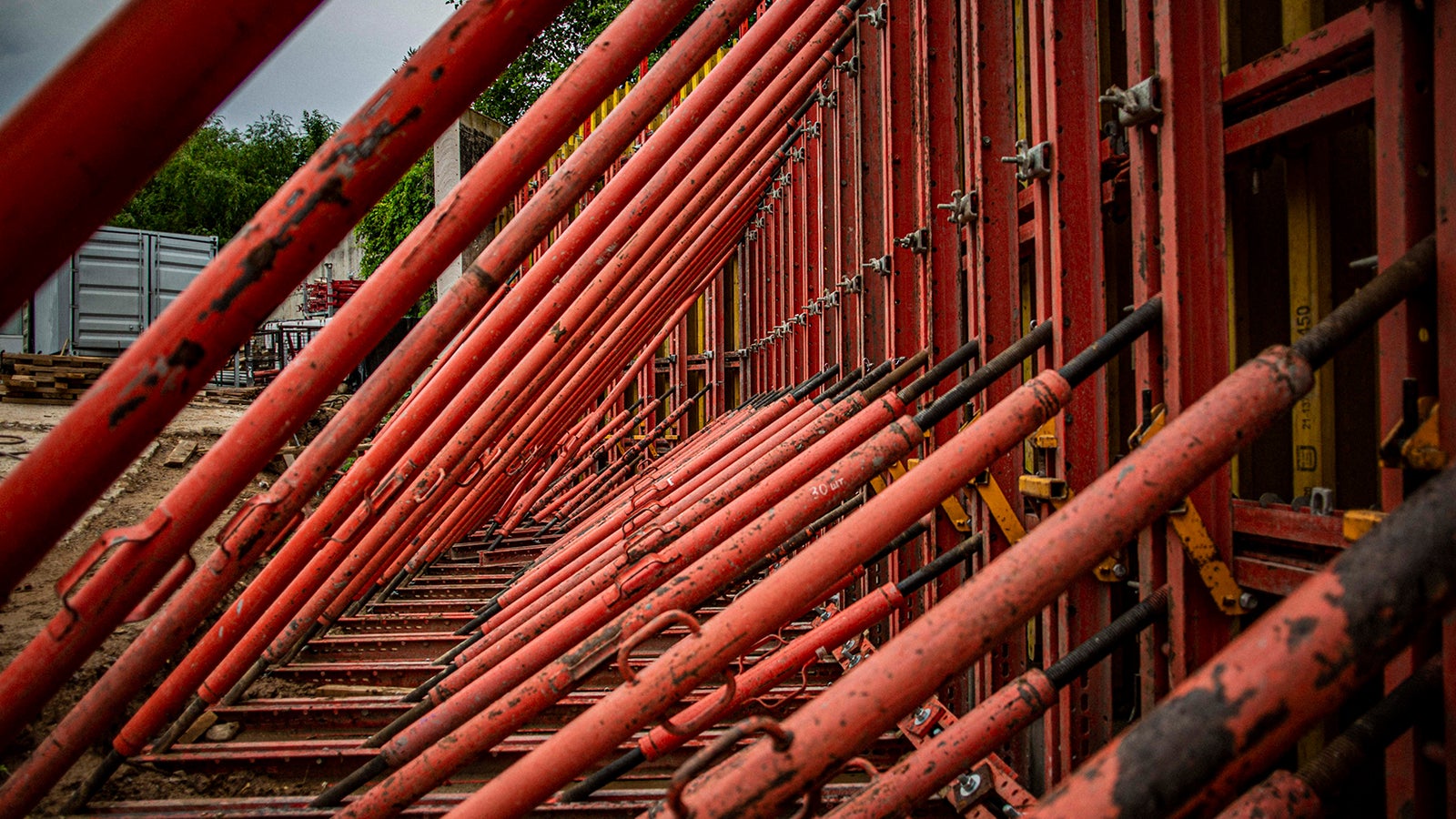 Правильно подобранный состав бетонной смеси, опалубочная система и оснастка к ней позволяют создать объект строительства, уникальный по геометрии и внешнему виду. 