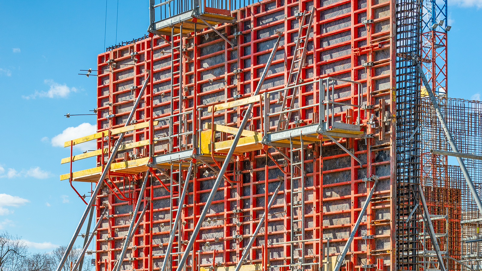 With the MXK Bracket System, safe and comfortable working platforms are realised on TRIO Panel Formwork.