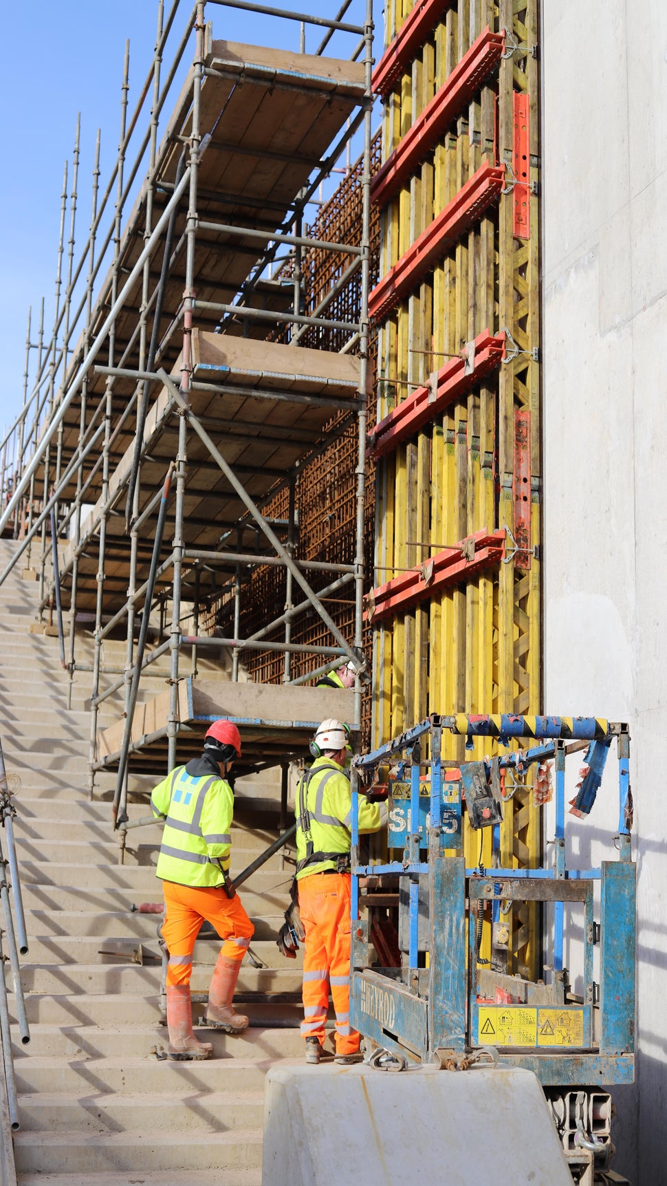 The flexible and practical design of the VARIO formwork panels proved ideal, as the supporting GT 24 girders could be aligned with the steps and the shorter pour heights as installation and concreting progressed up the chute.