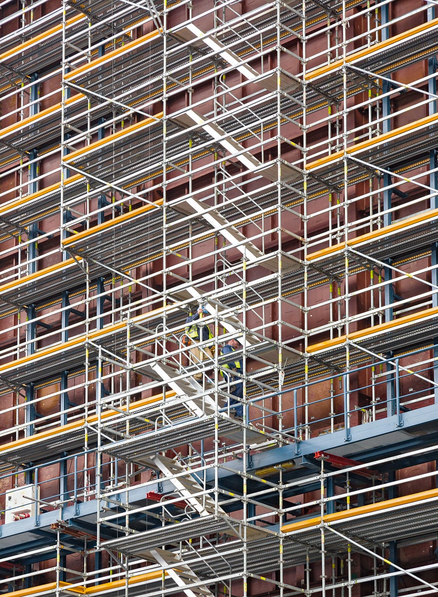 Bij de planning en samenstelling van de steigers werd rekening gehouden met de bestaande staalconstructie.