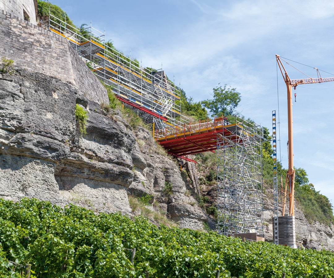 Das PERI UP Gerüstsystem wurde mithilfe des VARIOKIT Baukastensystems, MULTIPROP Alu Deckenstützen und PROKIT Seitenschutzgittern zu einer ganzheitlichen PERI Systemlösung komplettiert.
