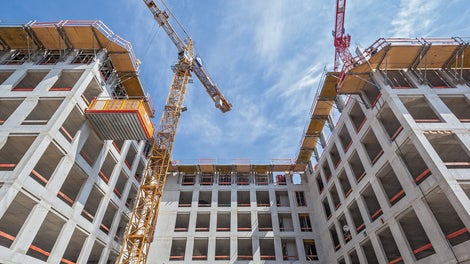 FB 180 folding platforms served as work and formwork scaffolding for the office and hotel buildings. A RCS MP landing platform could be positioned variably and was used for the moving and interim storing of formwork material. 