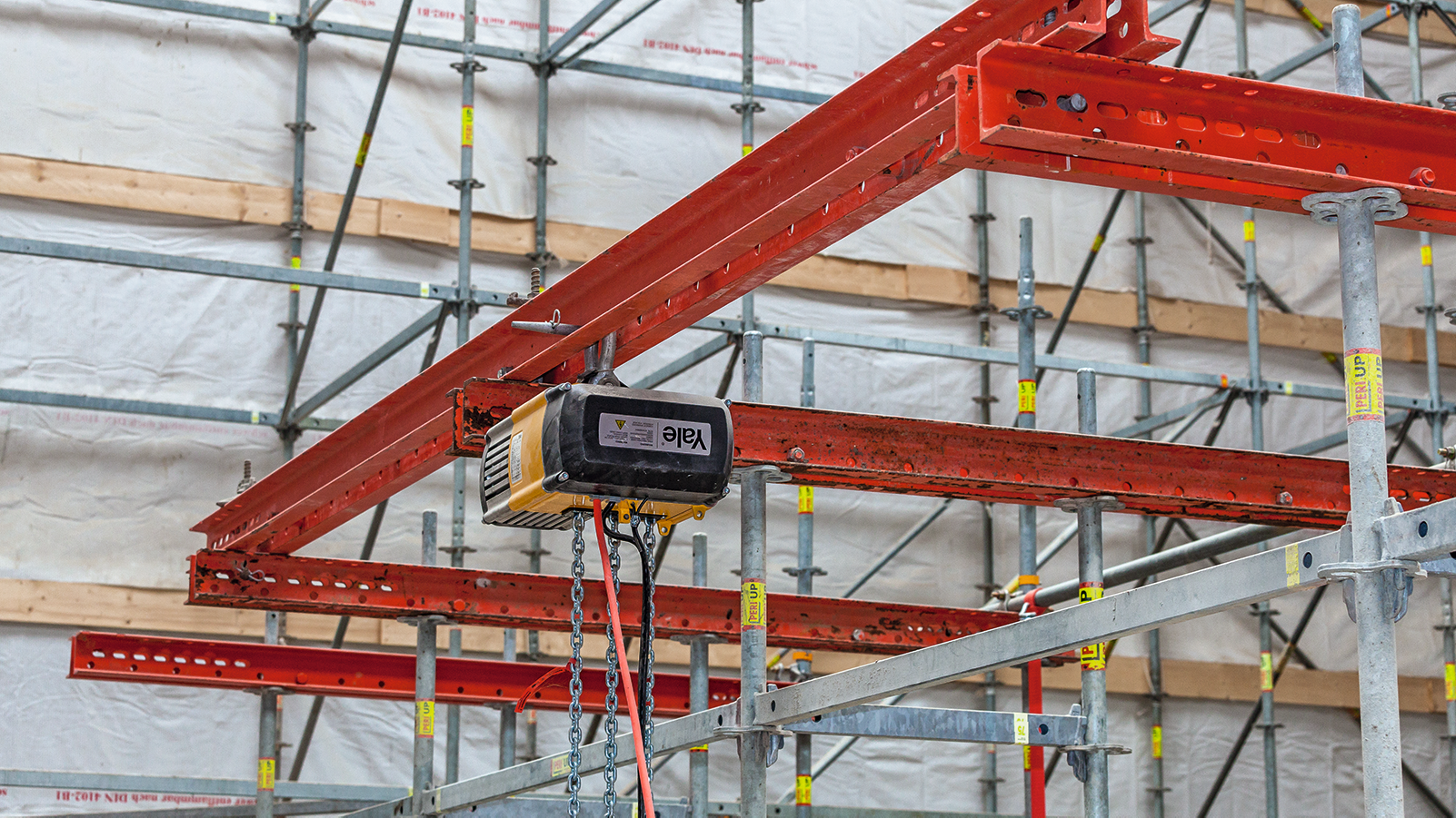 Применение элементов опалубочных систем расширяет возможности использования промышленных лесов и позволяет решать даже нестандартные задачи. Например, к опалубке возможно крепление грузоподъемных механизмов и другого дополнительного оборудования. 