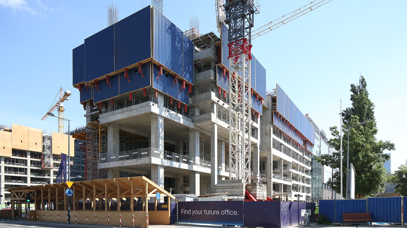 Zastosowanie pomostów zabezpieczających RCS-P z funkcją samoczynnego wspinania w znacznym stopniu redukuje zapotrzebowanie na pracę żurawia.