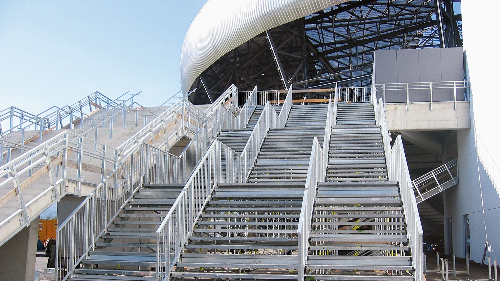 Die wichtigsten Anforderungen für temporäre Zugänge im öffentlichen Bereich sind breite, bequem begehbare Treppen, die für große Menschenansammlungen geeignet sind. Nutzer sind alle im öffentlichen Verkehrsraum anzutreffenden Personen – vom Kleinkind bis zum gebrechlichen älteren Menschen.