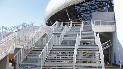 Die wichtigsten Anforderungen für temporäre Zugänge im öffentlichen Bereich sind breite, bequem begehbare Treppen, die für große Menschenansammlungen geeignet sind. Nutzer sind alle im öffentlichen Verkehrsraum anzutreffenden Personen – vom Kleinkind bis zum gebrechlichen älteren Menschen.