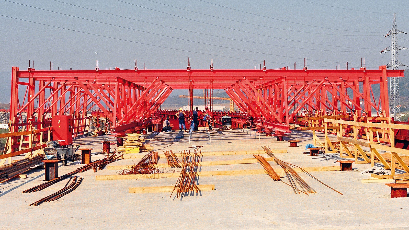 布拉格METROSTAV公司使用派利公司的劲性混凝土模板台车，它是一个多功能设备。