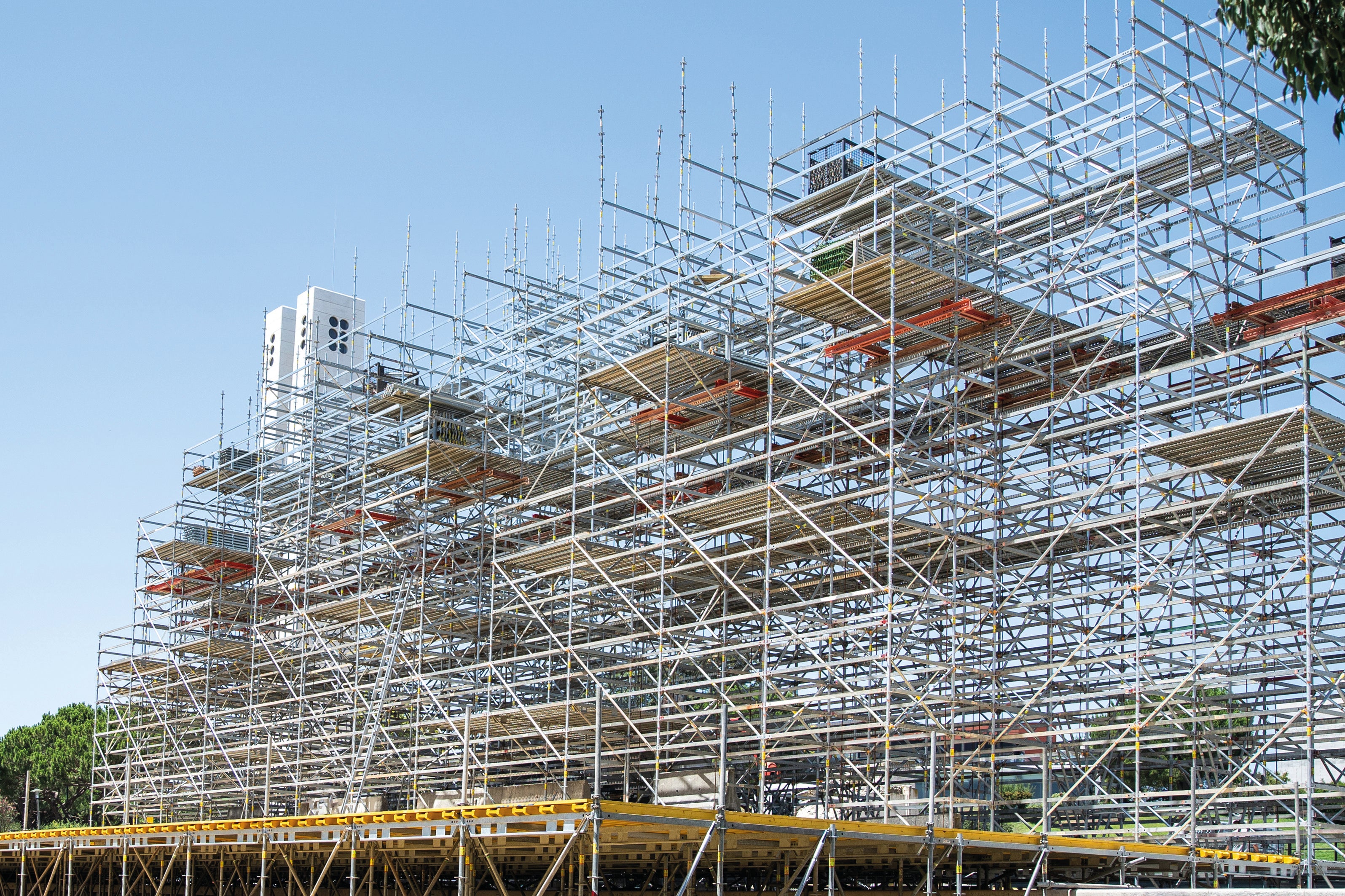Multiple access points were created to support the safe execution of the choreography planned for the event. With the PERI UP Scaffolding System, these internal passages could be realised without problems.<br/>(Photo: PERI SE)