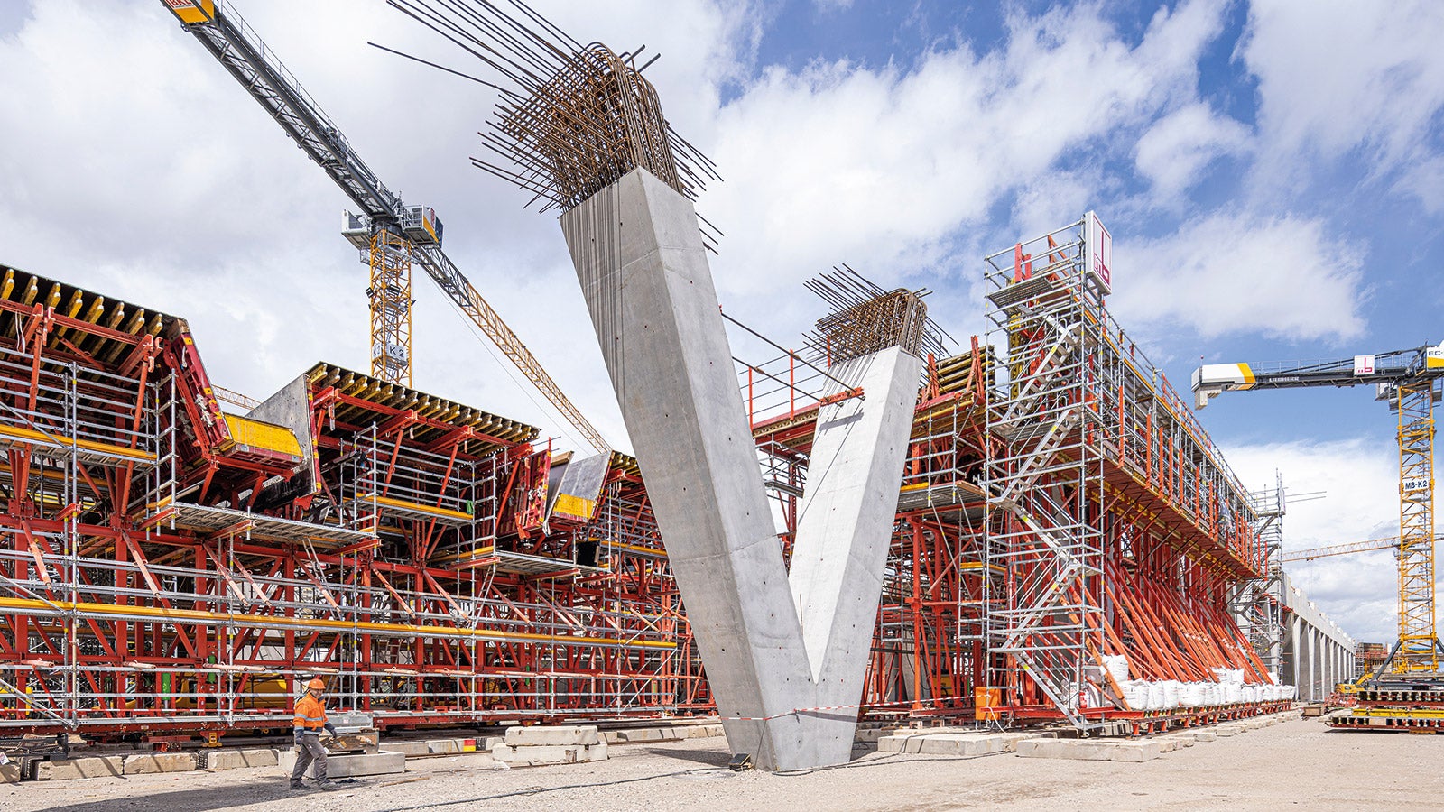 Un total de 14 secțiuni de betonare, fiecare cu puțin sub 40 m lungime, au fost necesare pentru a finaliza platforma de trecere.