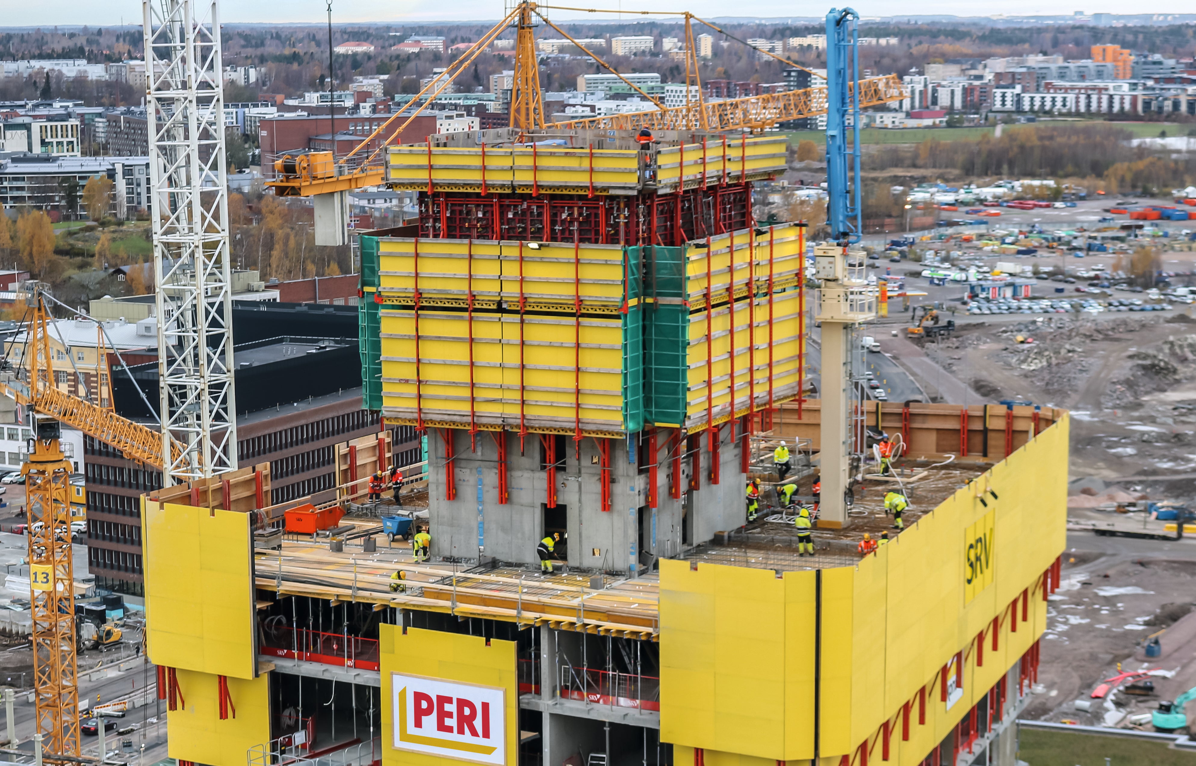 Z dôvodu úspornej stavby vnútorných výťahových šácht MAXIMO vonkajšie debnenie jadra šplhalo pomocou RCS nosníkového šplhavého <br/>systému. Vďaka bezpečnému postupu šplhania po koľajniciach boli šplhavé zostavy neustále pevne spojené so stavbou.