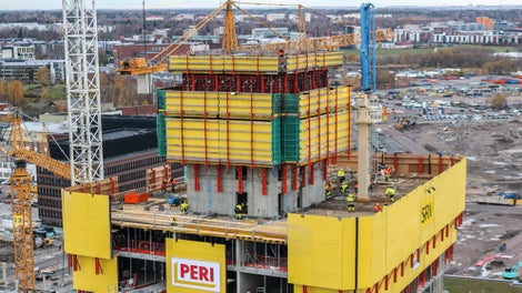 Z dôvodu úspornej stavby vnútorných výťahových šácht MAXIMO vonkajšie debnenie jadra šplhalo pomocou RCS nosníkového šplhavého <br/>systému. Vďaka bezpečnému postupu šplhania po koľajniciach boli šplhavé zostavy neustále pevne spojené so stavbou.