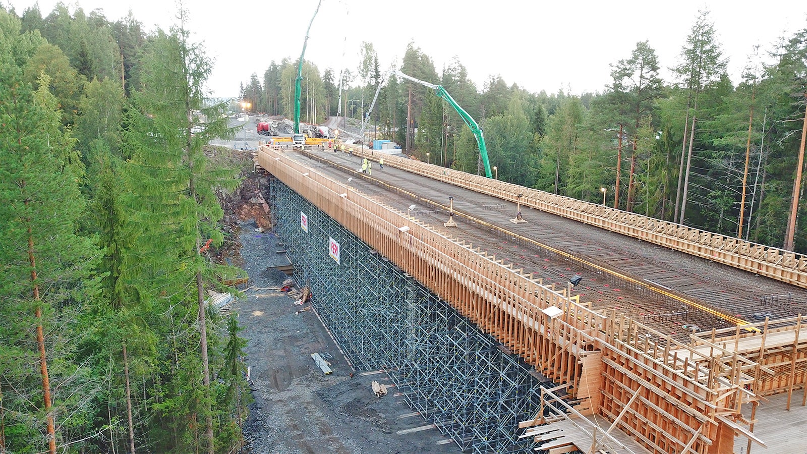 Sillan massiivinen valu käynnissä loppukesästä 2018.