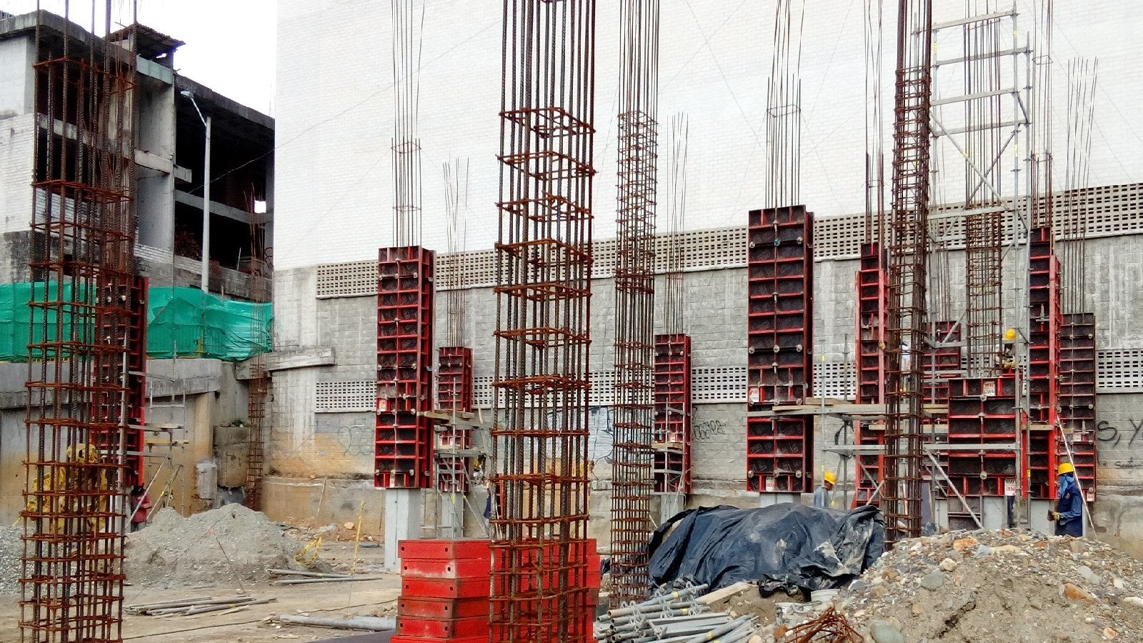 Se diseñó el encofrado de columnas dejando un anillo que garantizara el plomo del elemento y una junta limpia entre vaciados a medida que se ganaba en altura.