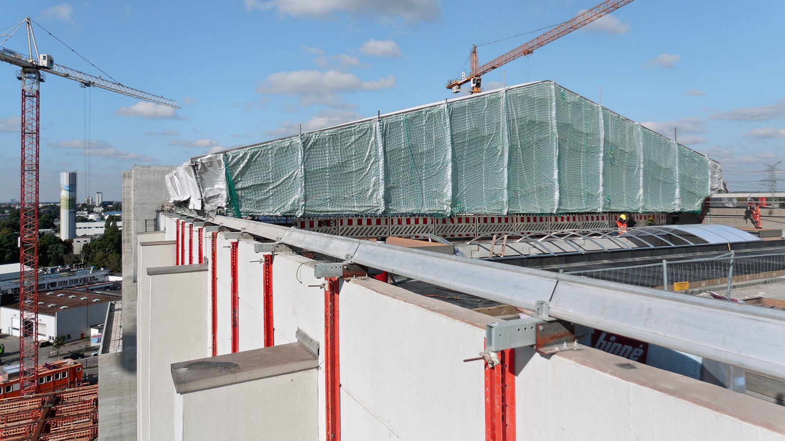 Während der Sanierung des 130 m langen Müllbunkerdaches wird ein temporäres Schutzdach eingesetzt. Das 12 m breite Dach lässt sich dem Bauablauf folgend verfahren.