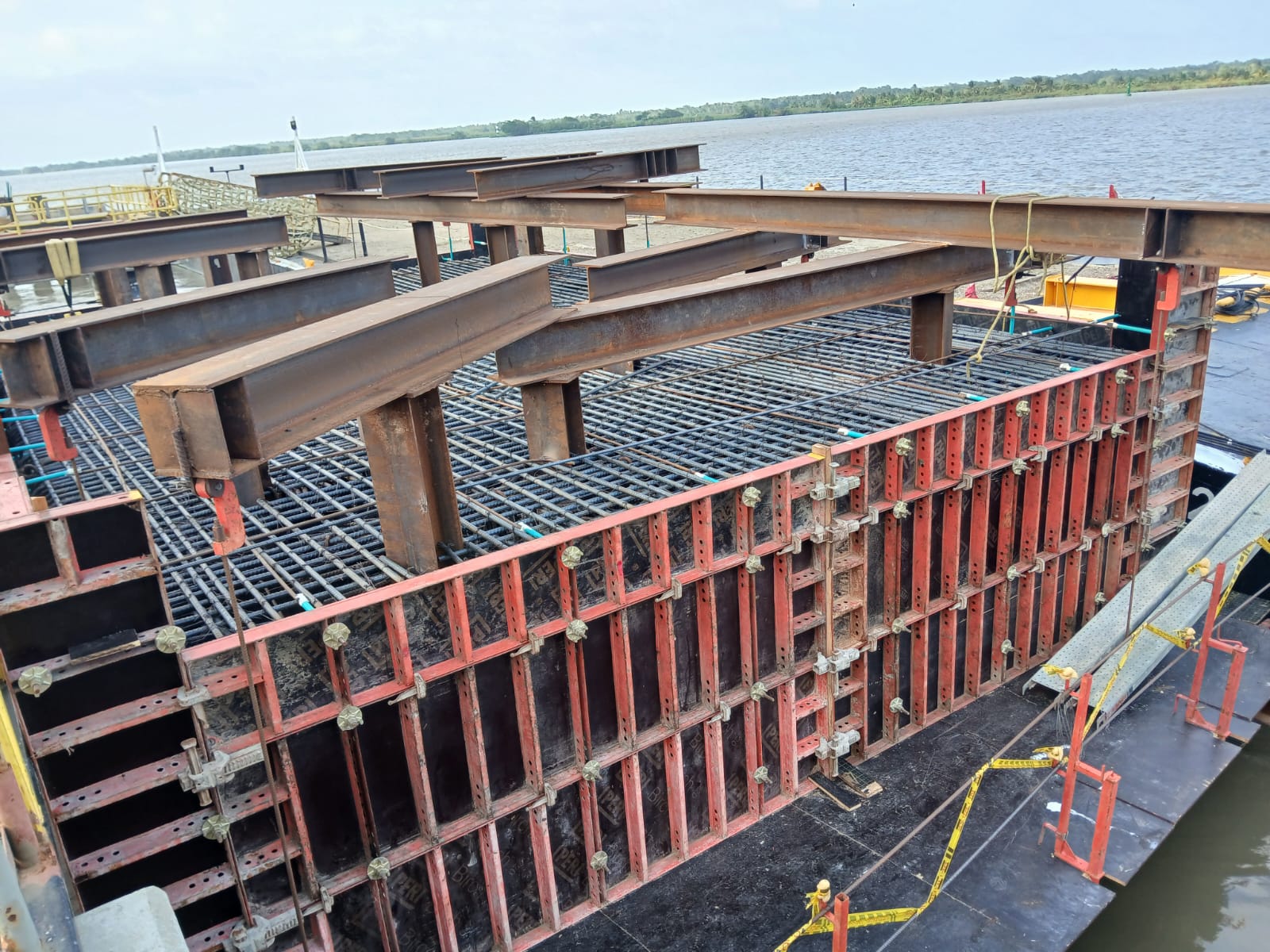 Encofrado lateral para la piña de atraque LIWA