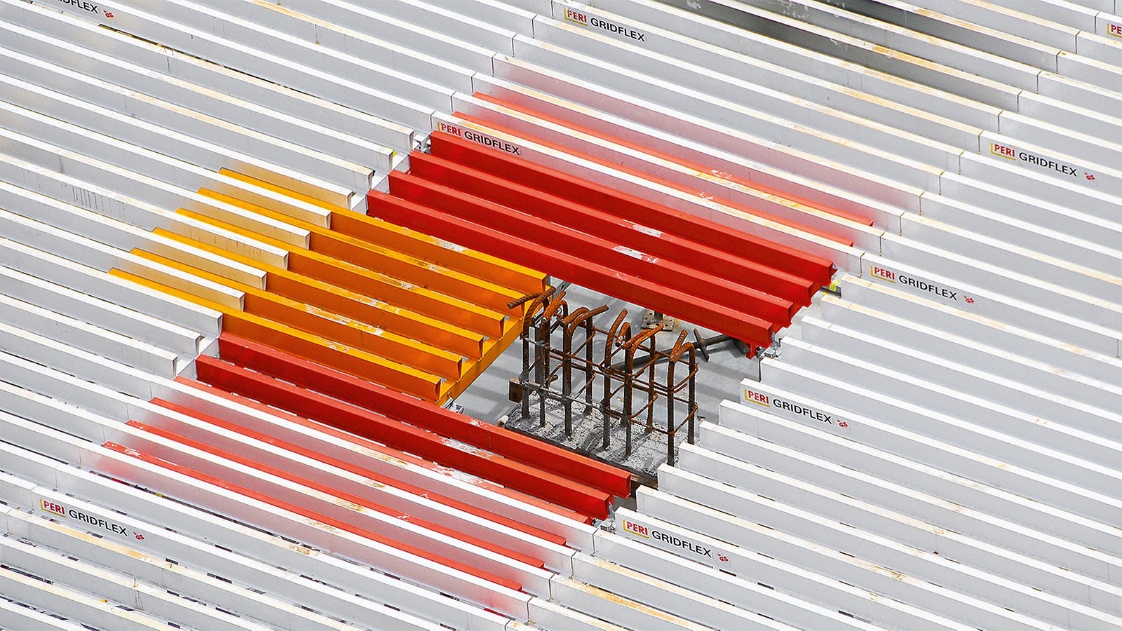 GRIDFLEX offers the corresponding longitudinal and transverse filler panels to close any remaining filler areas. The elements must be installed with an overlap with the standard panels.