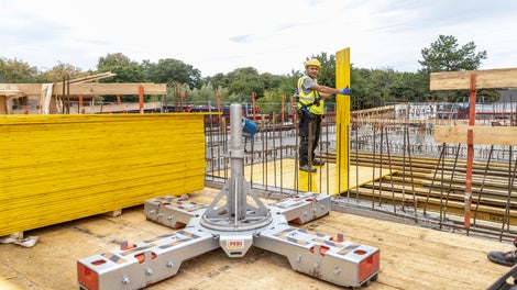 L'ancrage SKY universel vous permet de coffrer par le haut en toute sécurité et offre un point d'ancrage pour une personne avec un équipement de protection individuelle. 