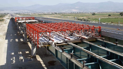 Γέφυρα αυτοκινητοδρόμου στην Λαμία