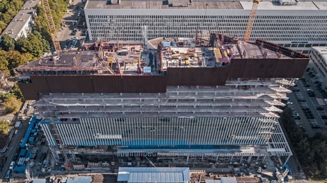 Специально для проекта разработали решение защиты острых углов здания: панели ветрозащиты соединили под острым углом. При этом закрыты сразу 2 этажа, что позволяет вести работы одновременно на 2-х монтажных горизонтах. Более того, панели ветрозащиты можно поднимать на следующий уровень отдельными модулями.