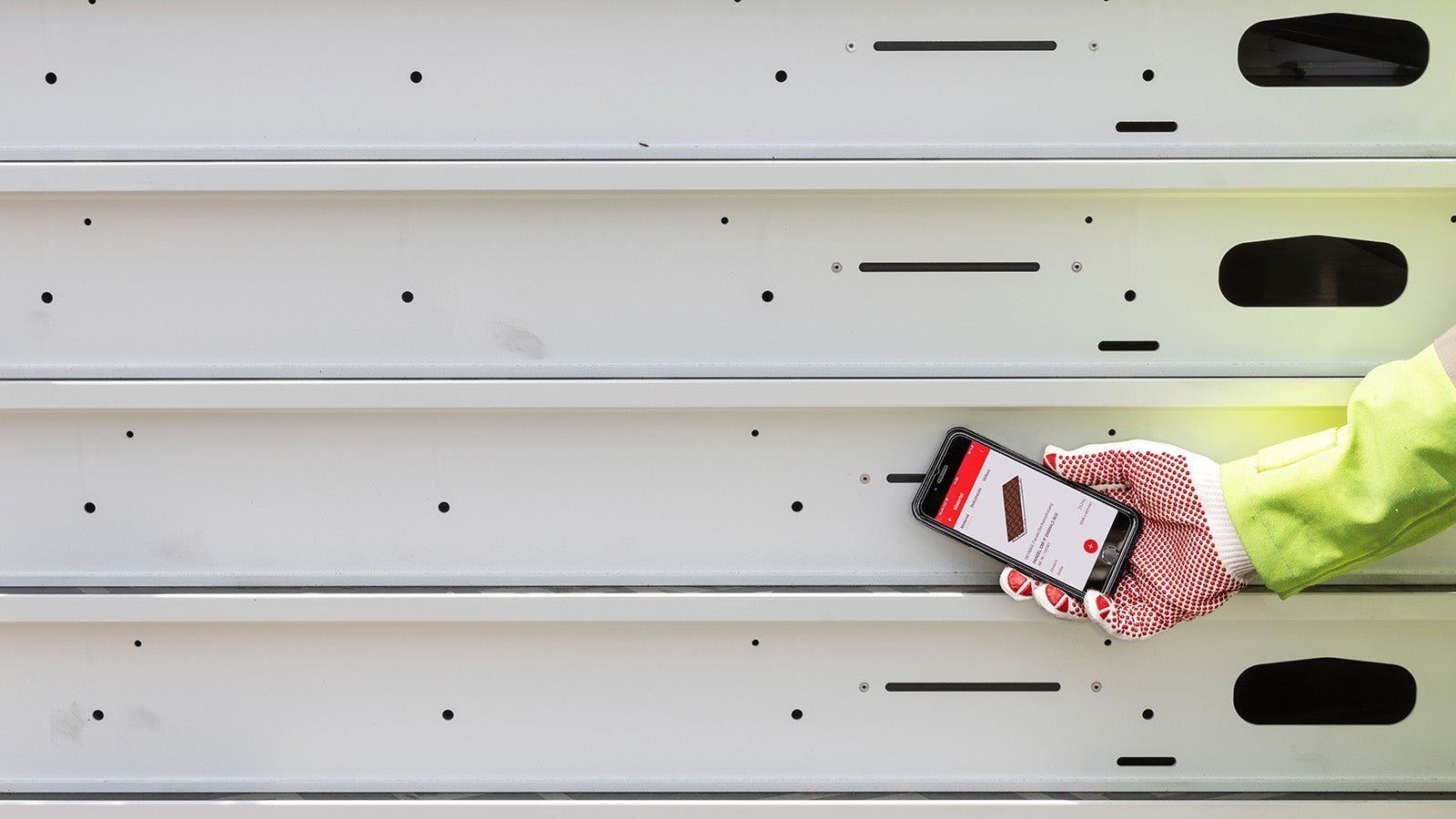 RFID technology helps make the flow of materials at the construction site more transparent while also optimising logistical processes. SKYMAX aluminium panels are equipped with RFID tags as standard. For polymer panels, RFID is available as an option ex works or as a retrofit kit.