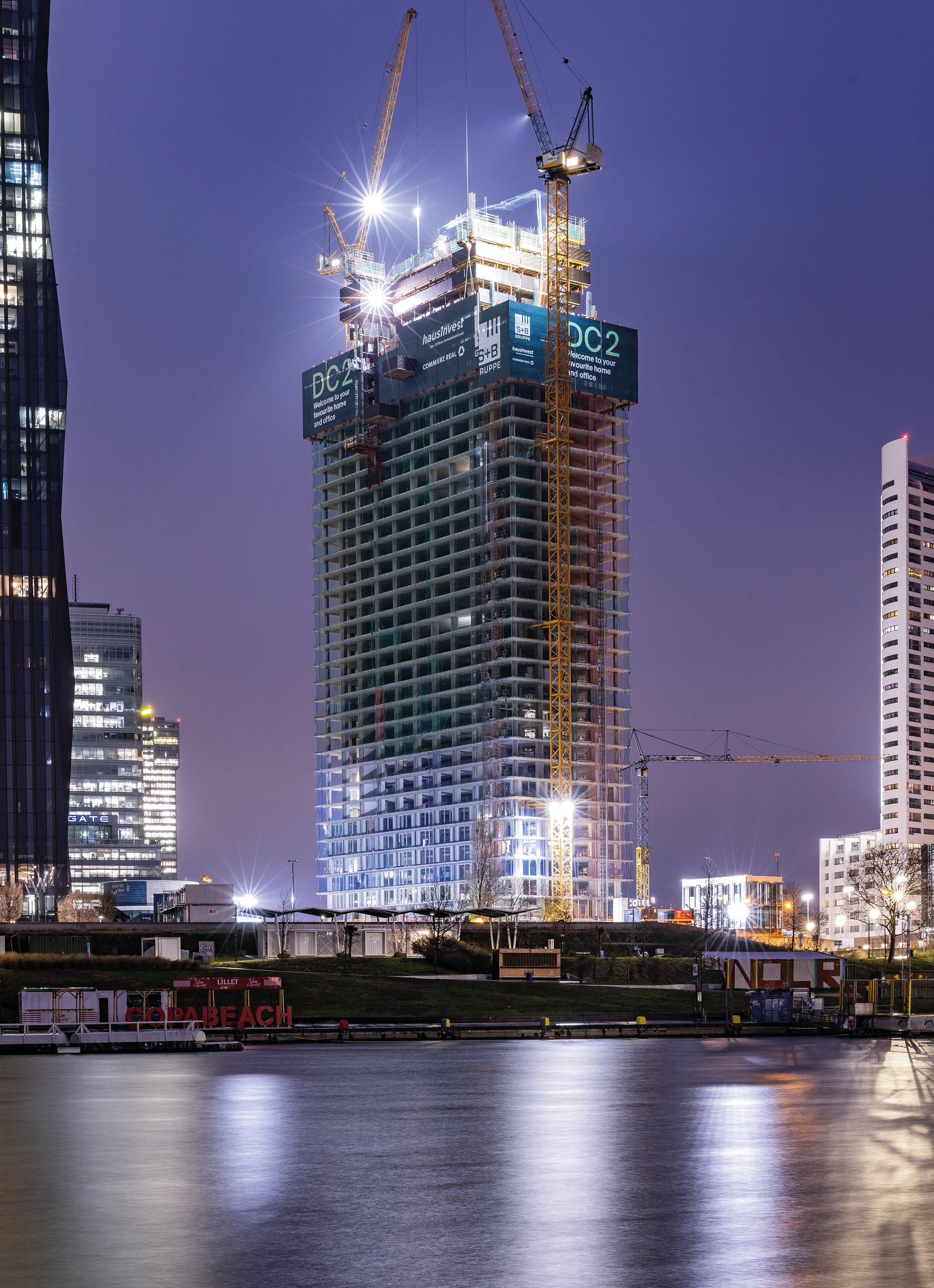 La construcción de la Torre DC 2 en Viena avanza rápidamente gracias a los sistemas de encofrado y andamio PERI, de un solo proveedor. La imponente estructura se eleva hacia el cielo, simbolizando el progreso que pueden lograr los métodos de construcción innovadores.<br/>(Foto: PERI SE)