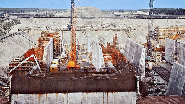 <p>O maior teleférico duplo do mundo conecta o Canal Mitteland e o rio Elba, preenchendo uma diferença de altura de 38 m.</p><br/>