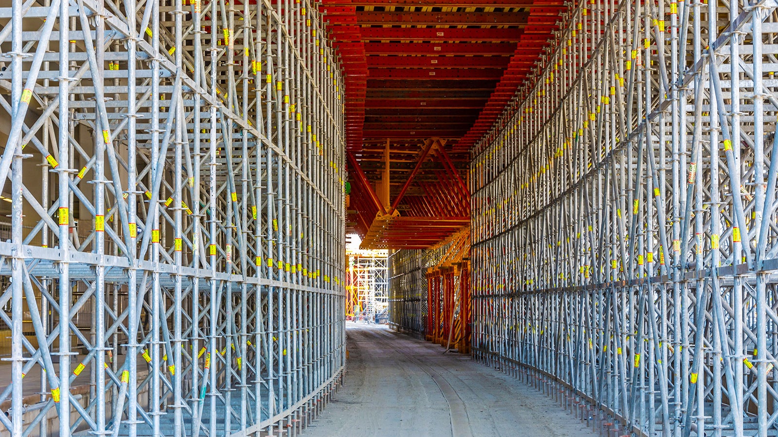 ALPHAKIT tornjevi prenosili su velika operećenja prilikom betoniranja na licu mesta i istovremeno obezbedili nesmetan prolaz vozilima na gradilištu.