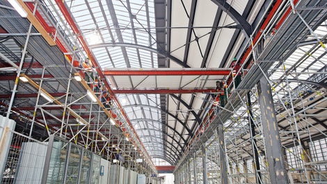 Die PERI Schutzdach-Plattformen lassen sich nach erfolgter Dachsanierung von Hand in die nächste Halle verschieben.