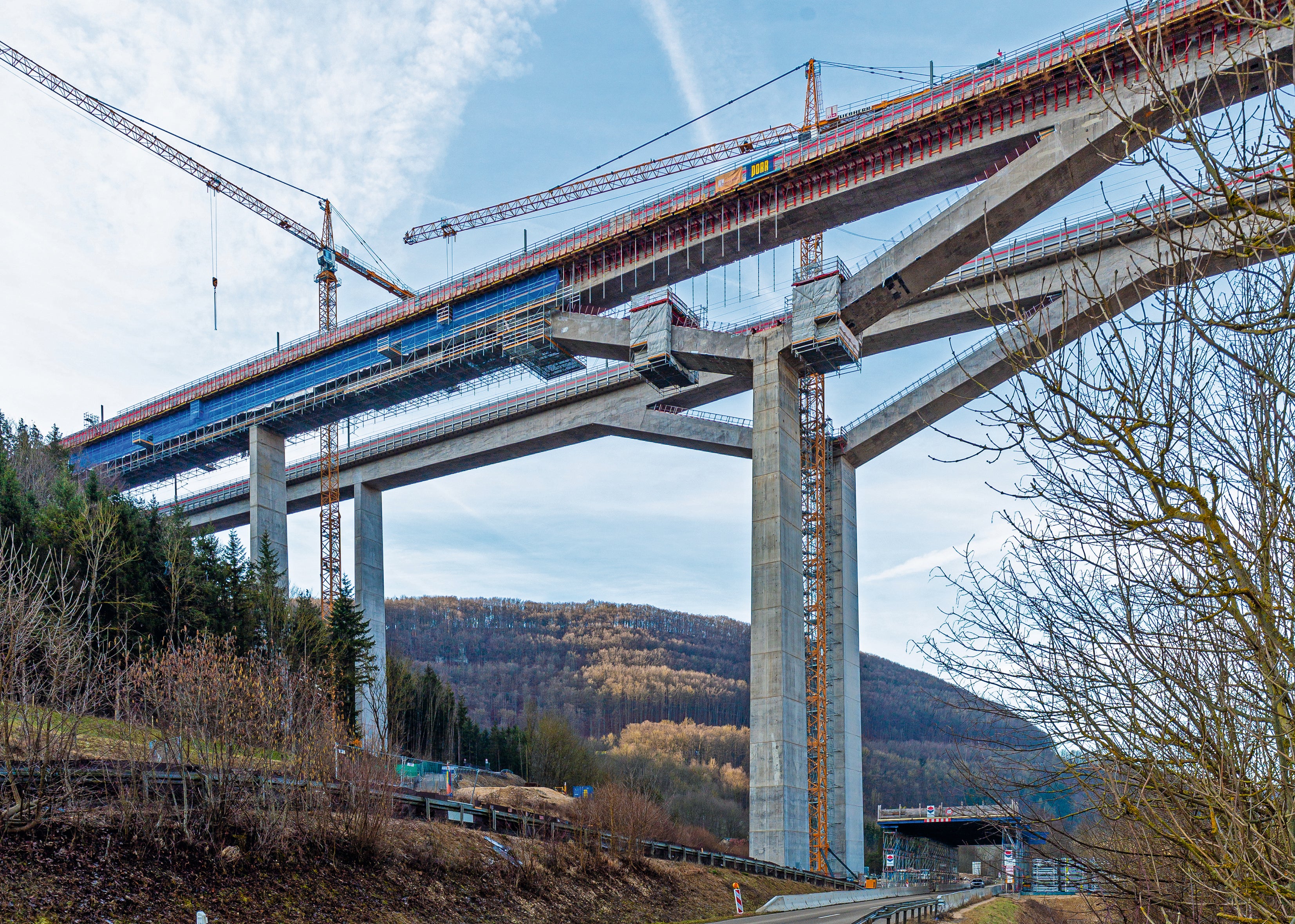The compatibility of the VARIOKIT and PERI UP modular systems meant that customised project solutions could be achieved for the cantilevered parapet construction process and for finishing the superstructure and the inclined piers above the Y-pier head.<br/>(Photo: PERI SE)<br/>