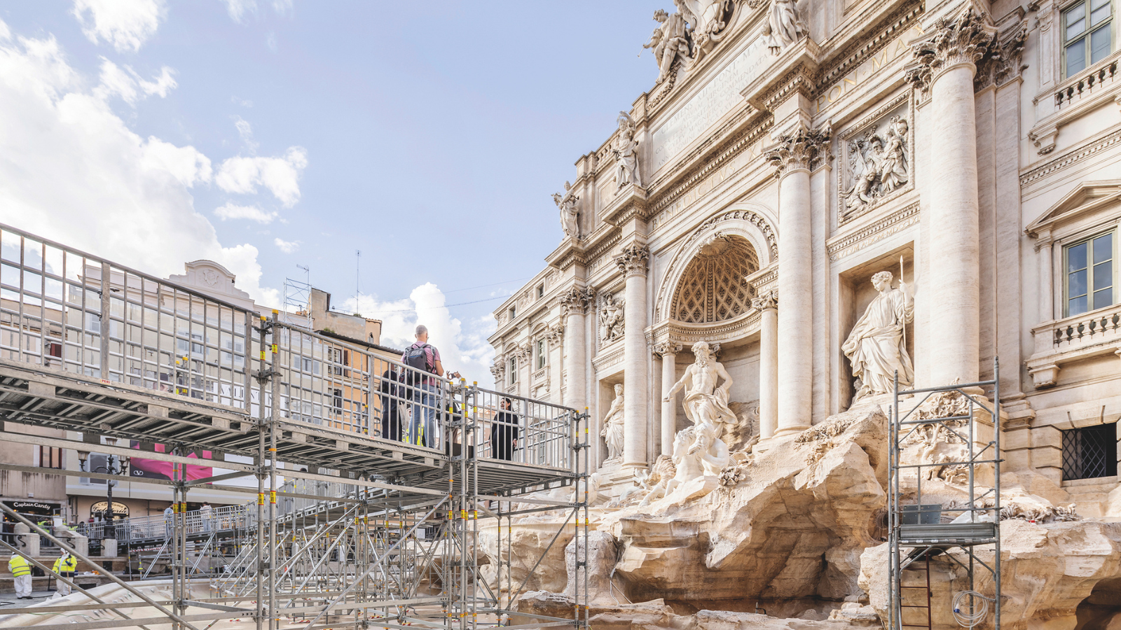 Passerella d'accesso pedonale alla Fontana di Trevi realizzata con elementi del ponteggio PERI UP