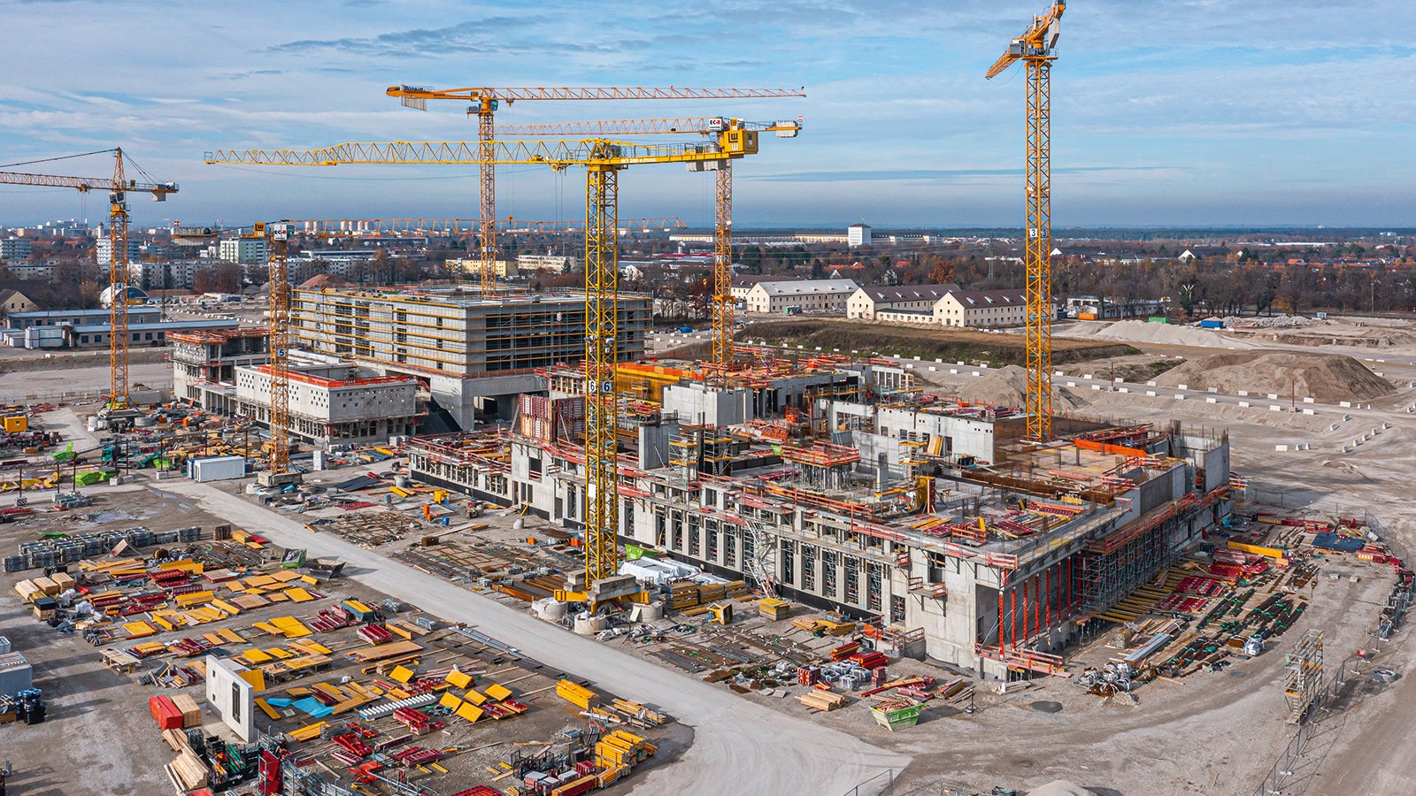 在慕尼黑Freimann新区，拜仁军营旧址处建造一座现代化教育基地，包括小学和高中的两座综合楼。