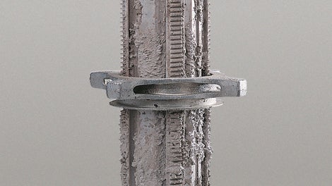 Самоочищающаяся резьба стоек не позволяет гайке забиться грязью и, тем самым, предотвращает ее заклинивание.