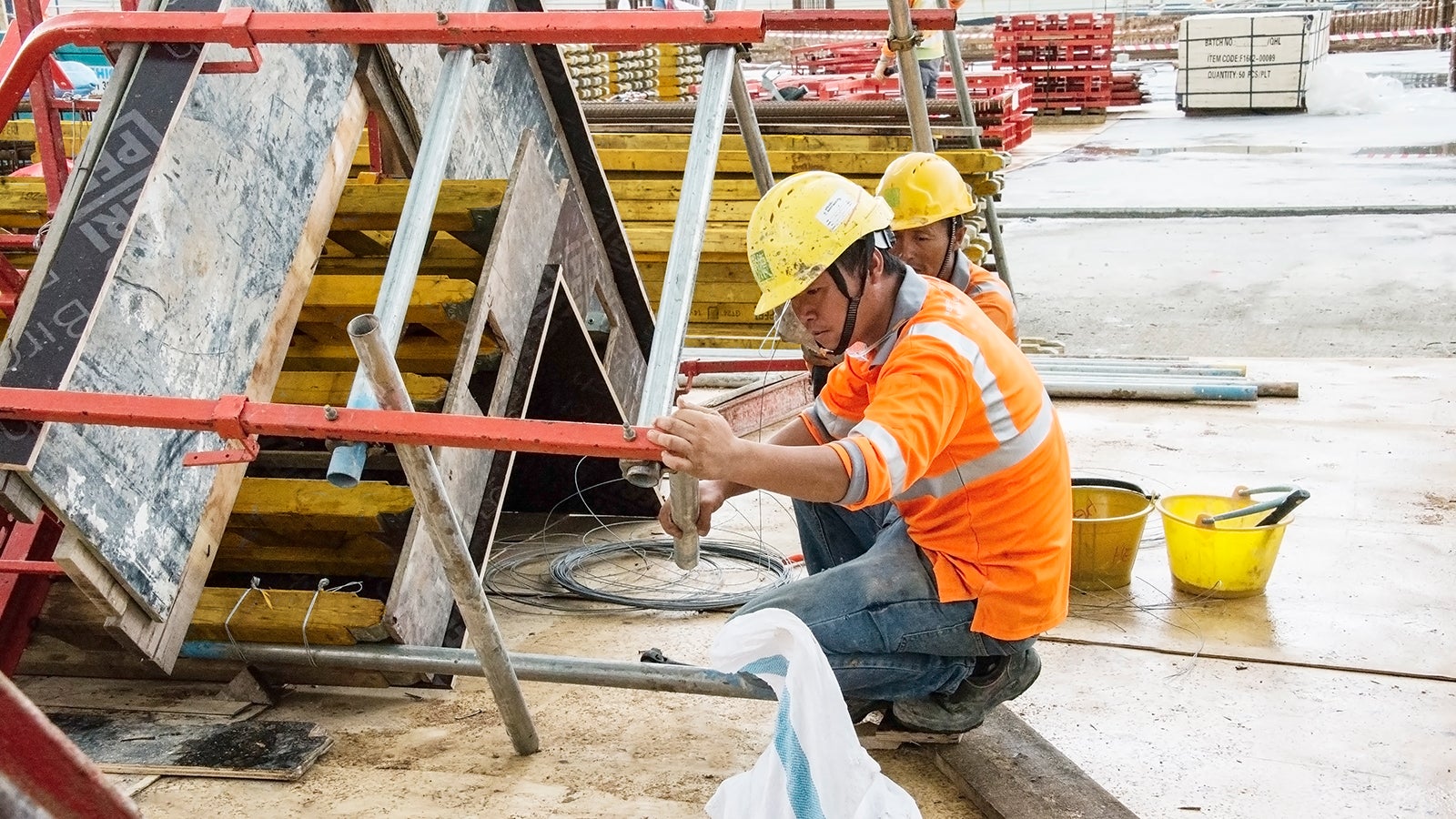 Workers are caught in action of assembling the VARIO GT 24 Column Formwork.
