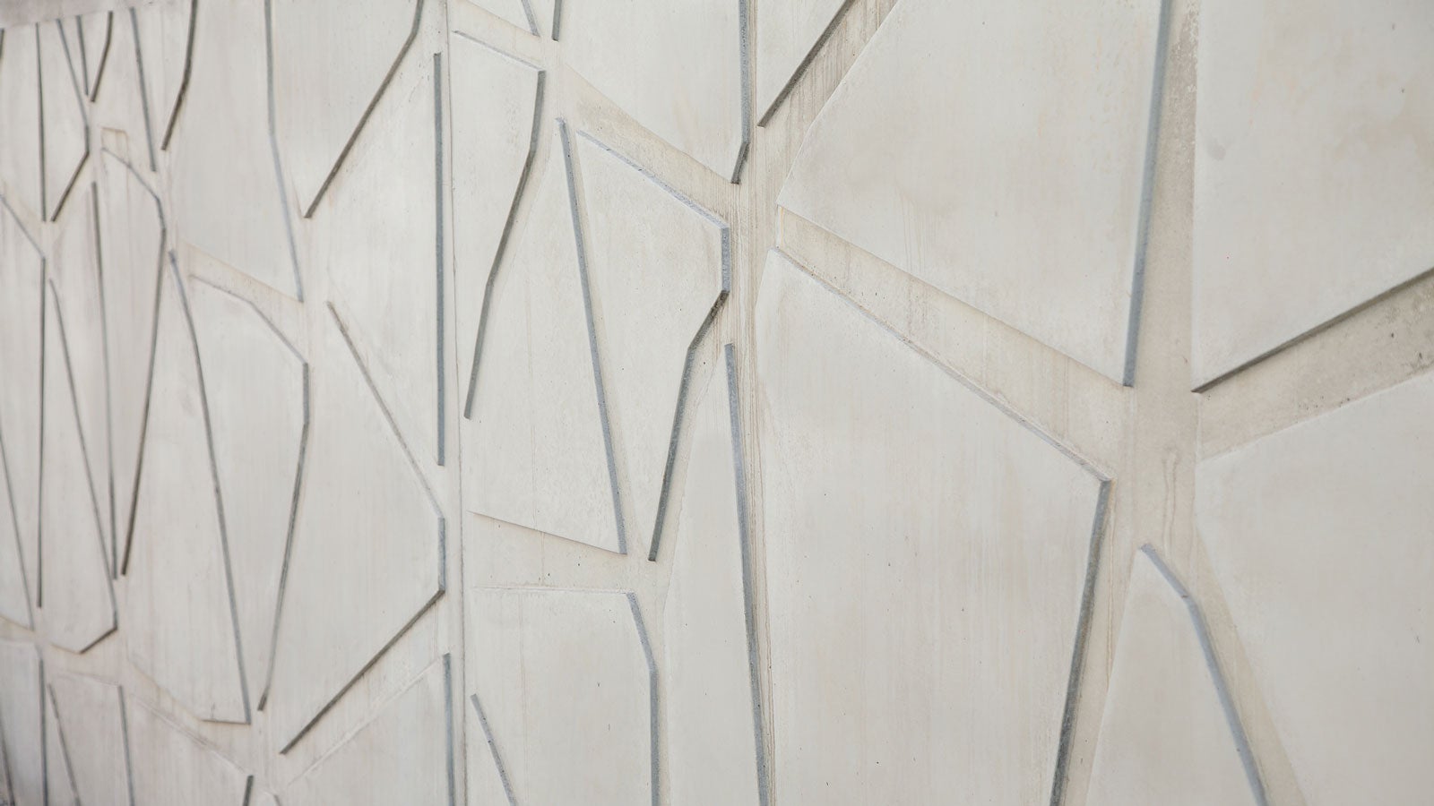 В зоне рампы подземного паркинга бетонные стены имеют уникальный узор. Бетонирование этих стен велось опалубкой VARIO с матрицей, которая изготовлена специально для этого проекта. На декоративных стенах нет отпечатков от тяжей, потому что они заливалась способом одностороннего бетонирования с SB рамами.