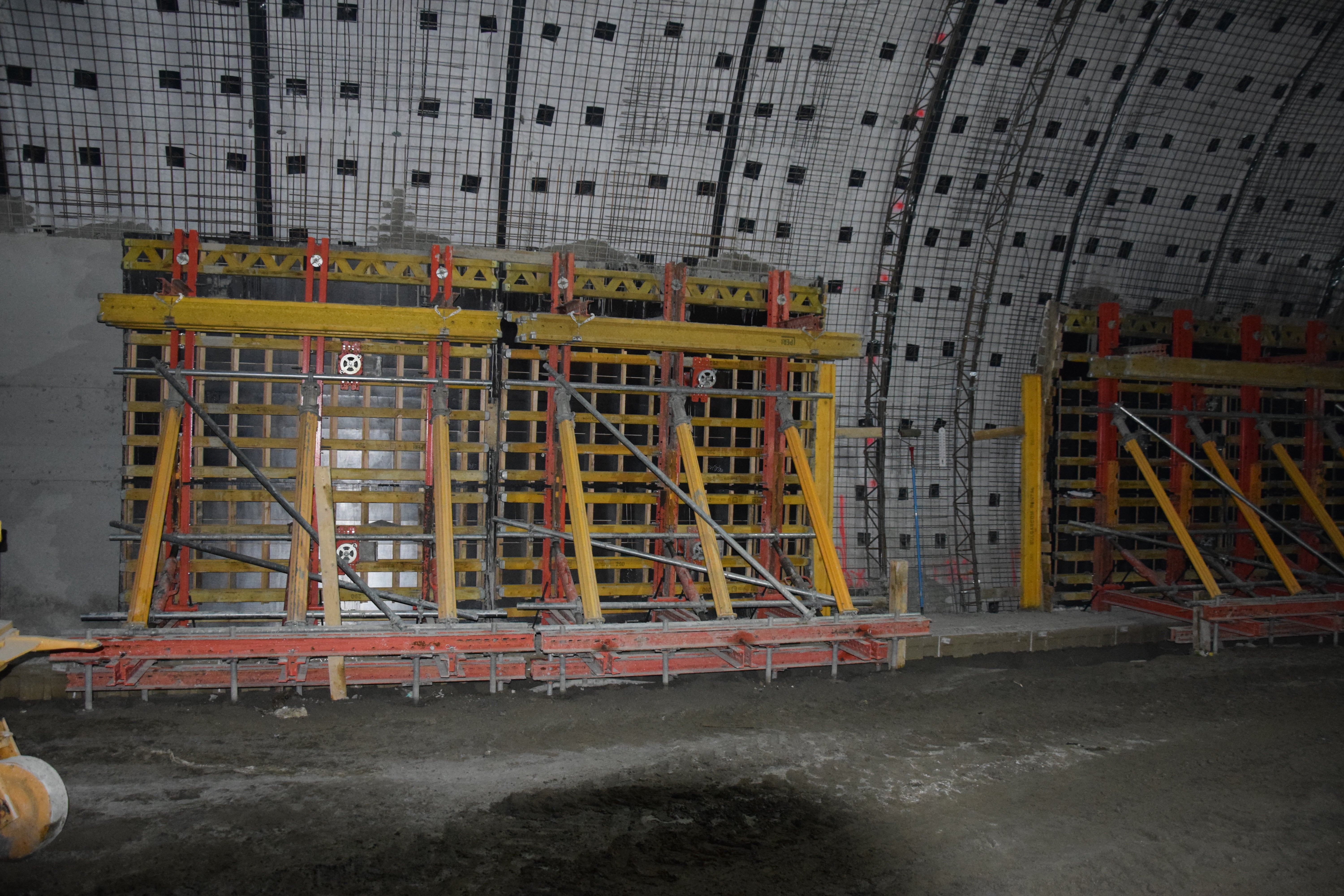 Трите носещи рамки дават нужната коравина и устойчивост на кофража за необходимата висока скорост на бетониране