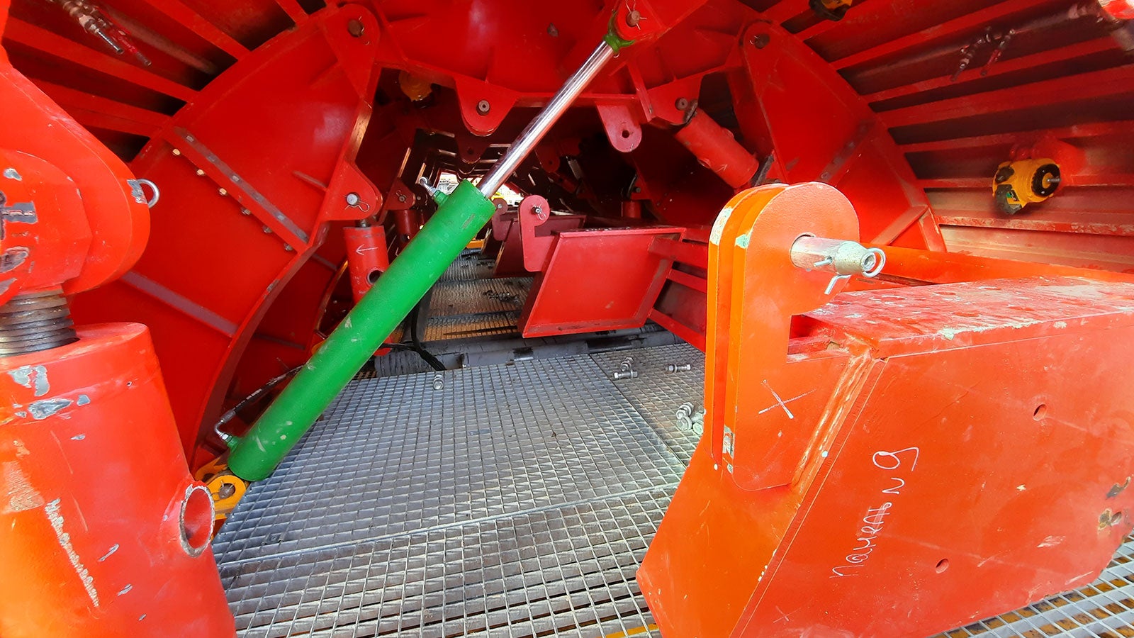 Спроектирована специальная металлическая вставка для адаптации к разным сечениям, не требует выезда тележки из тоннеля