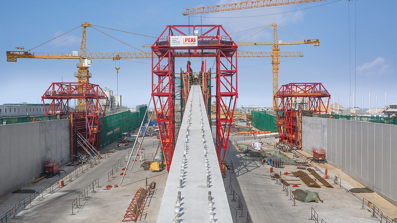 Le pareti laterali e la parete divisoria centrale con finiture superficiali di ottima qualità sono state costruite rapidamente grazie a tre casseforme<br/>traslabili PERI