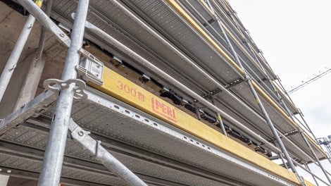 Системните елементи от скеле PERI UP Easy се монтират на принзипа &quot;гравитачно заключване&quot;, което прави монтажа изключително бърз и безопасен