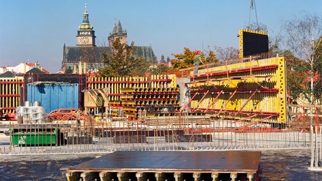 The flexible waler arrangement of the VARIO GT 24 wall formwork elements allowed the realization of the required tie pattern.