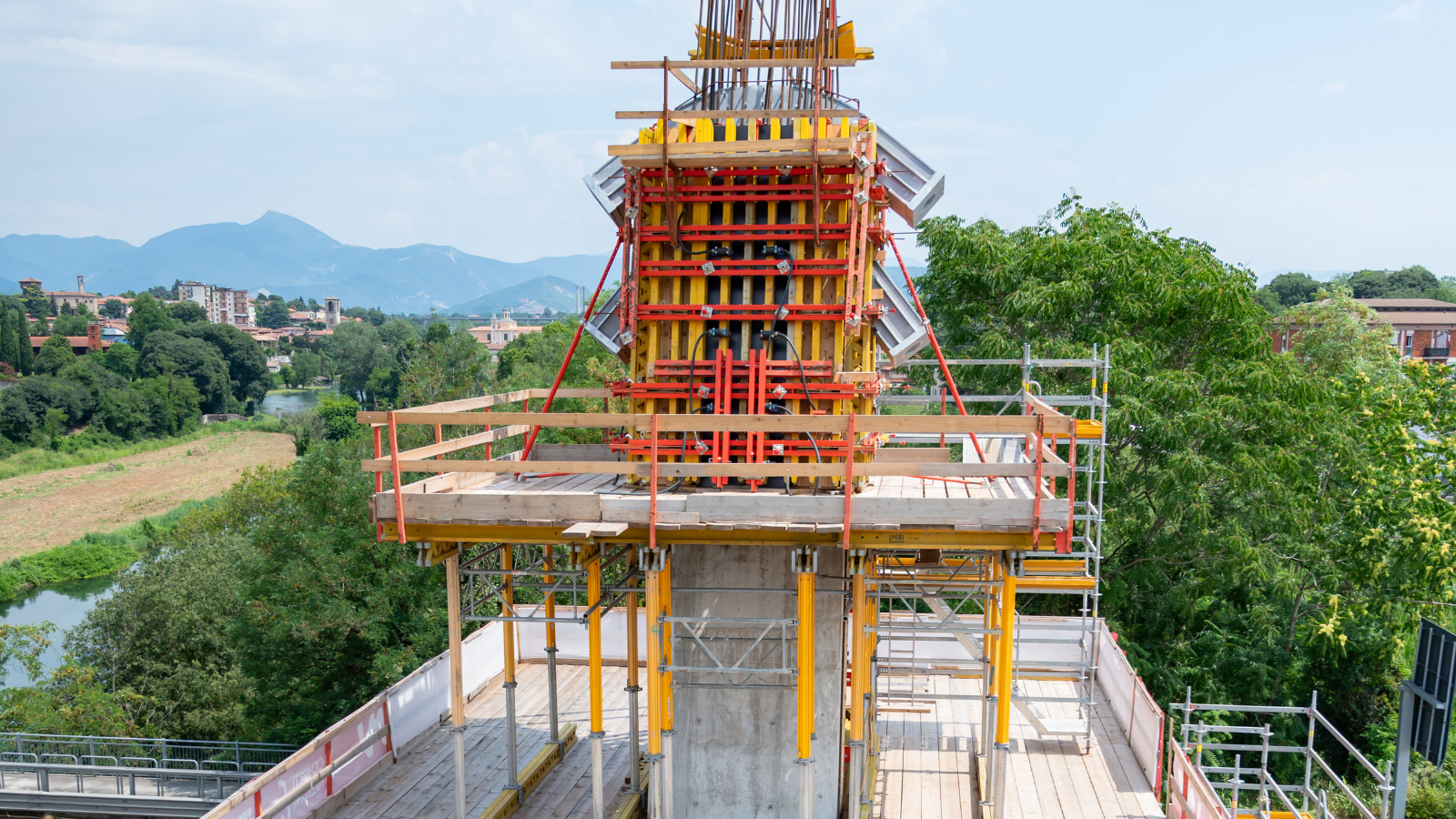 Cassaforma VARIO GT24 in opera per la costruzione delle pile del ponte a Palazzolo