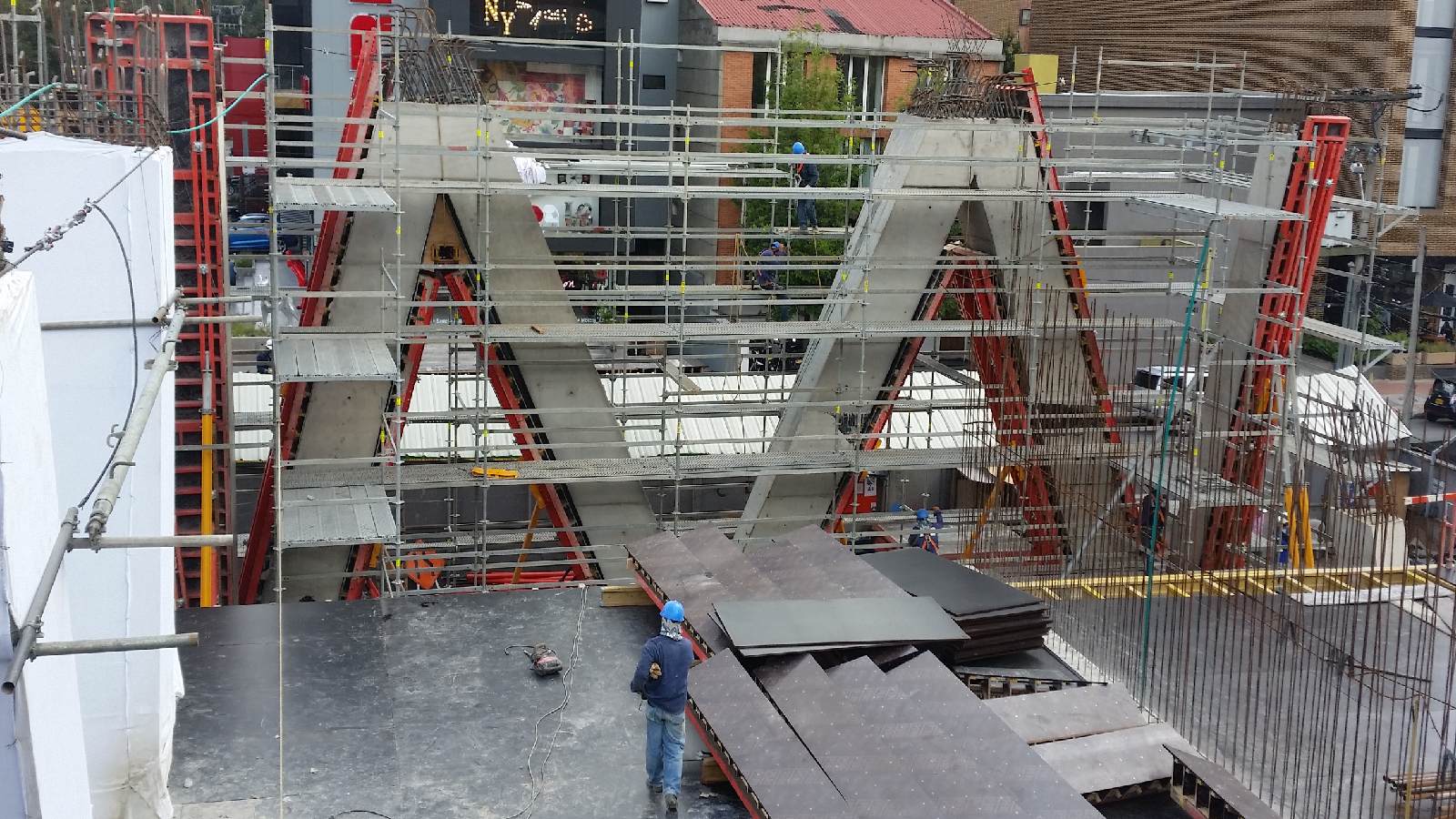 Desde la primera losa del edificio se puede apreciar el acabado del concreto de la columna M/W y su magnitud.