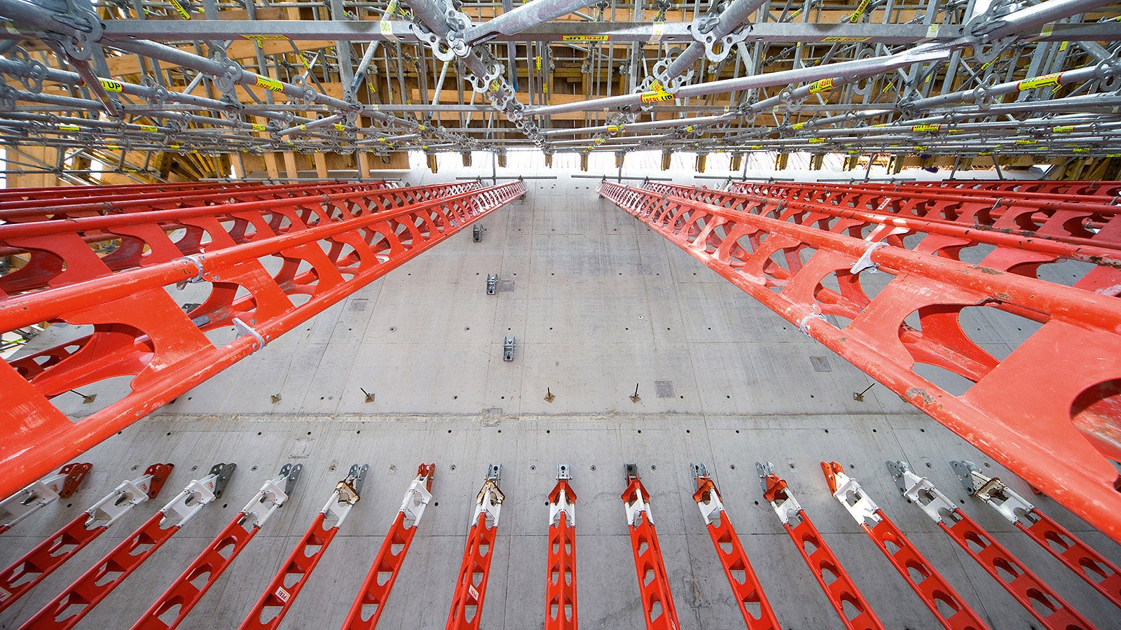 HD 200 heavy-duty props and PERI UP modular scaffold system: a cost-effective shoring concept for transferring high loads at great heights.