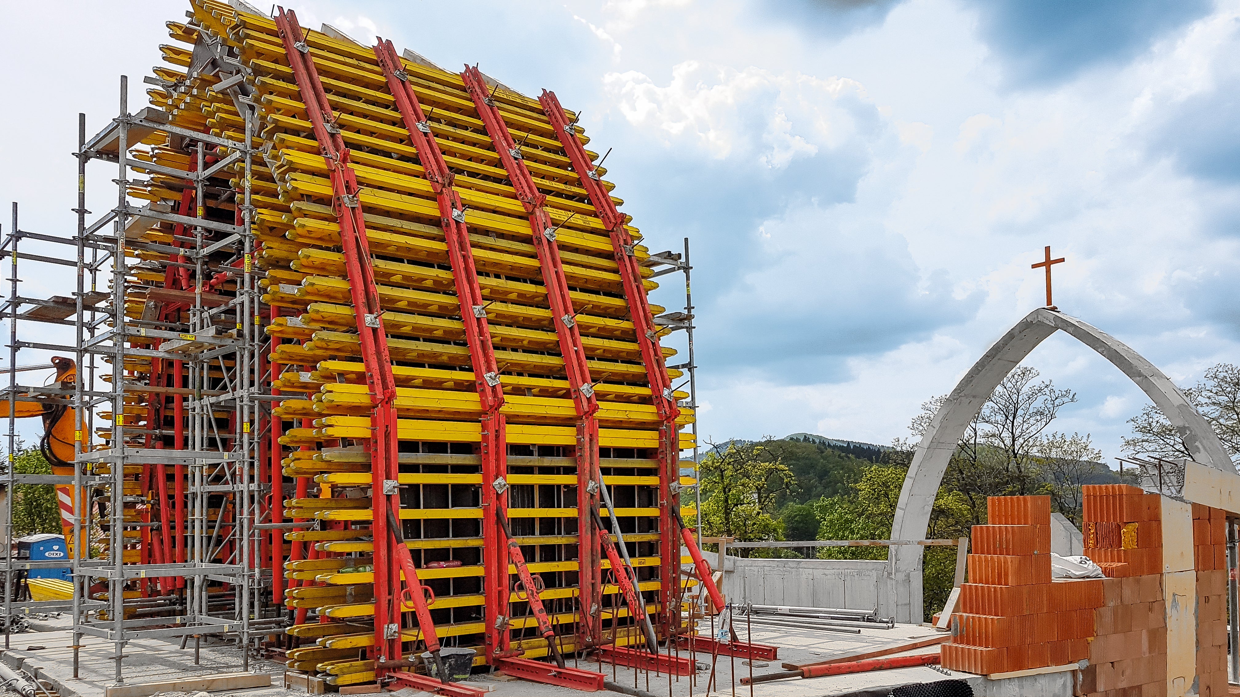 Veľkou výzvou pre inžinierov PERI bola realizácia debnenia klenby s výškou do 6 m, pri ktorom bol nasadený systém nosníkového debnenia VARIO GT 24 a podperná konštrukcia z PERI UP Flex.