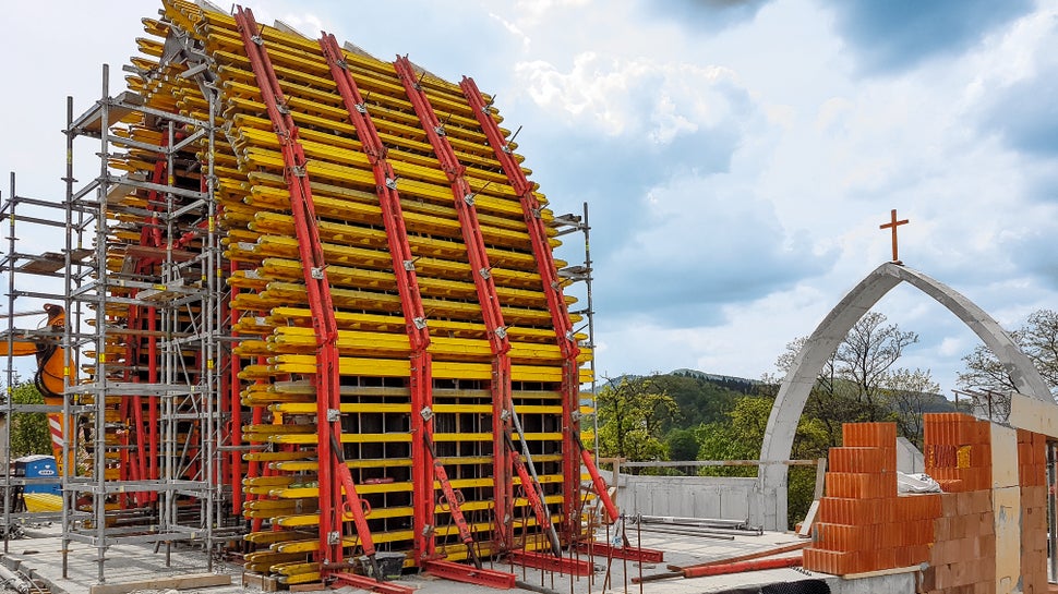 Veľkou výzvou pre inžinierov PERI bola realizácia debnenia klenby s výškou do 6 m, pri ktorom bol nasadený systém nosníkového debnenia VARIO GT 24 a podperná konštrukcia z PERI UP Flex.