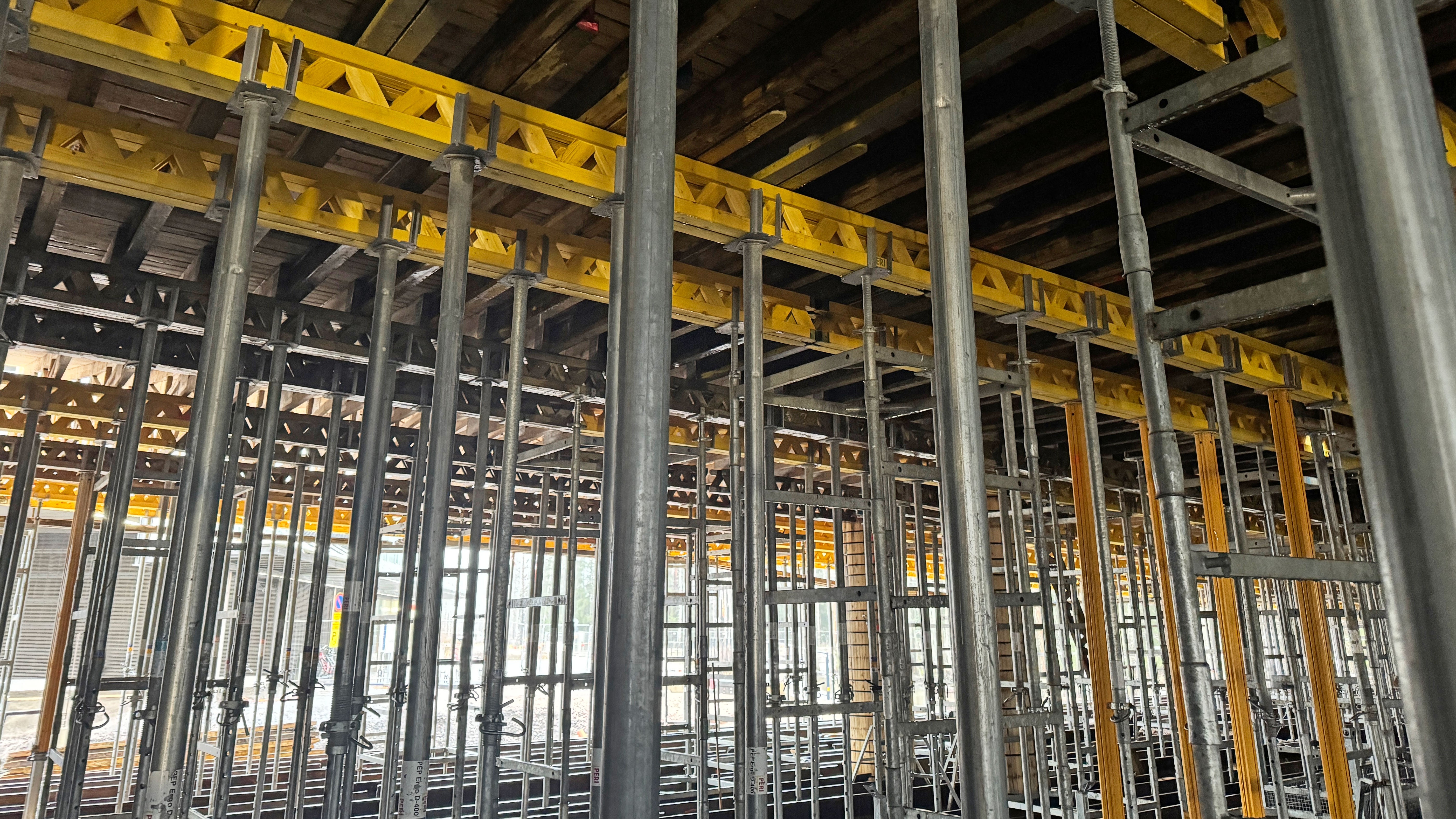 Sillan tuennassa on käytössä mm. PEP Ergo -holvituet ja GT 24 -palkit, jotka takaavat rakenteen turvallisuuden ja kestävyyden. 