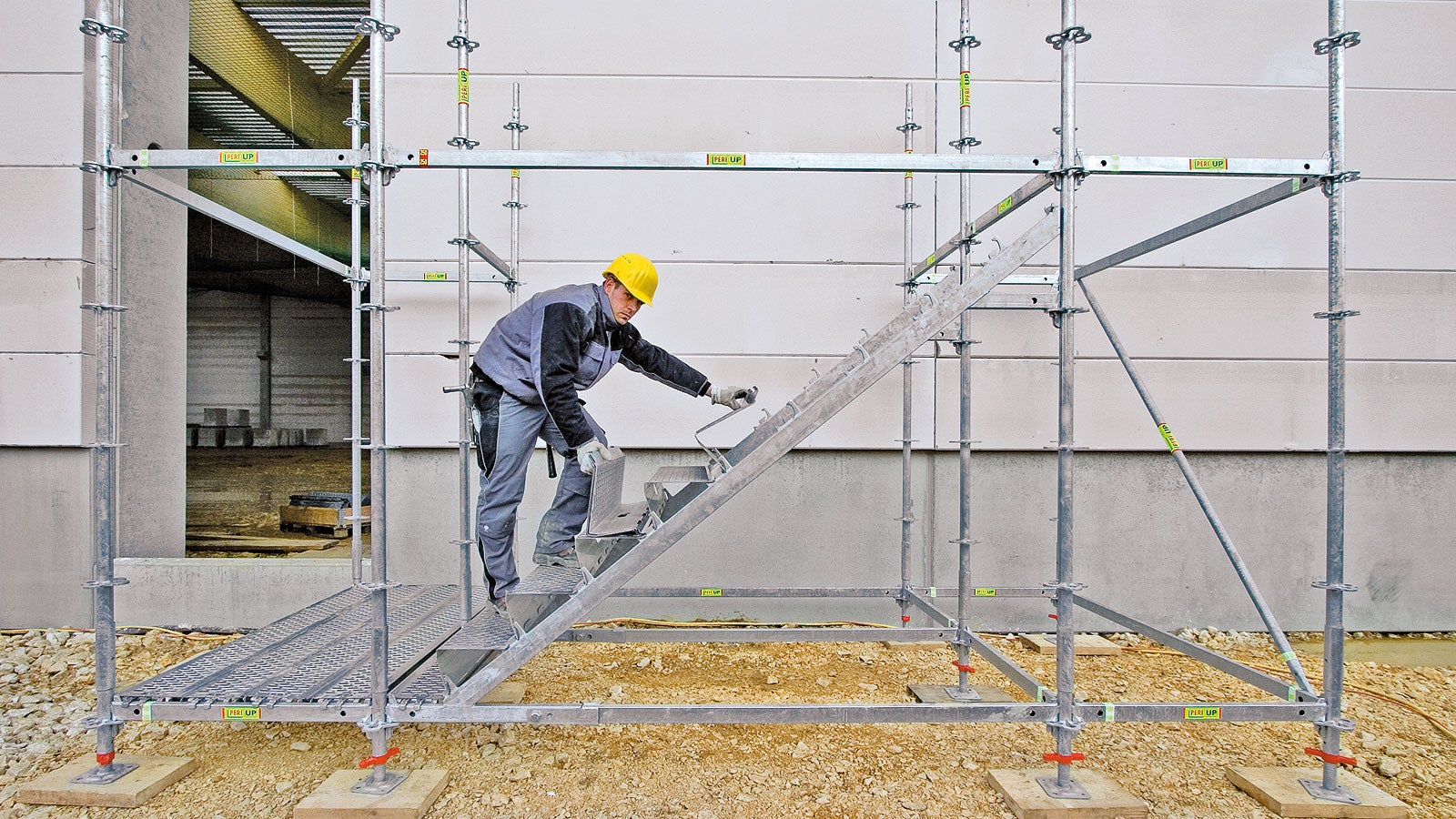 The lightweight individual steps are quickly installed: they interlock during assembly and secure automatically.