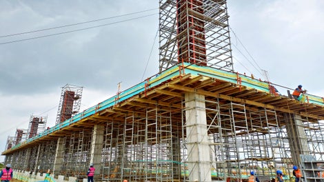 Sistema de encofrado de vigas MULTIFLEX en conjunto con la torre de carga ST 100 para el vaciado de losas industriales.