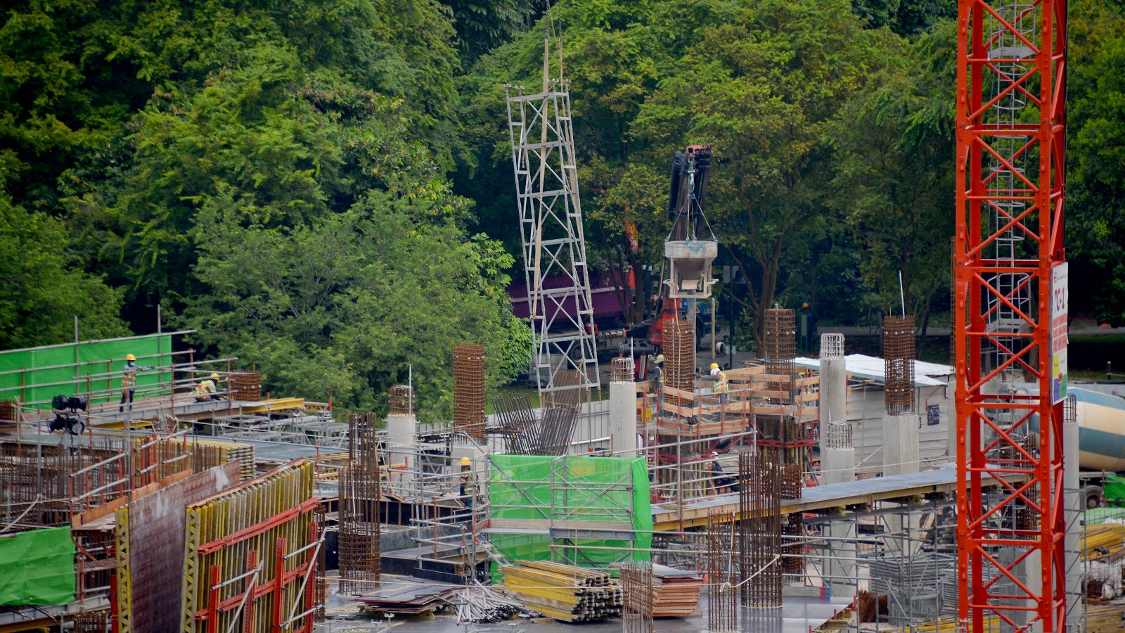 Lifting of ST 100 tower to the next casting location 