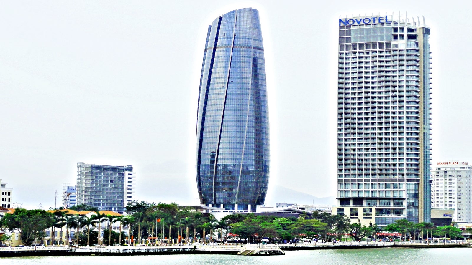 The glass facade spirals 166 m into the sky of Da Nang and give the administration building a futuristic appearance. 