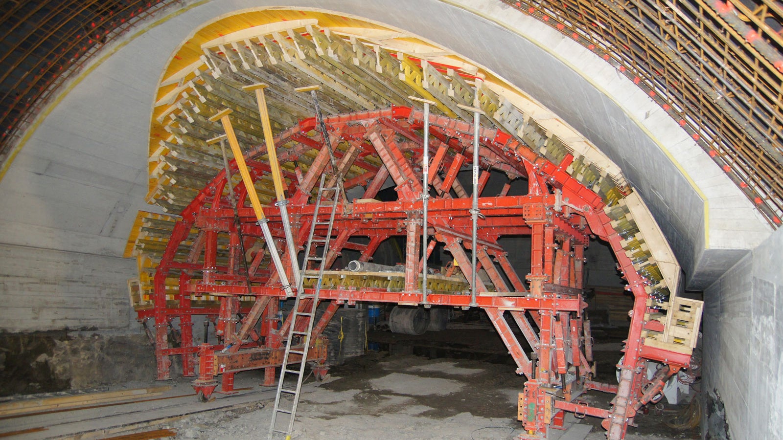 在隧道与通道的结合处，为隧道模板台车增加了特殊结构。